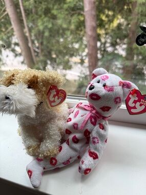 Ty Beanie Baby Kiss-Print Bear in White with Pink & Red Lips